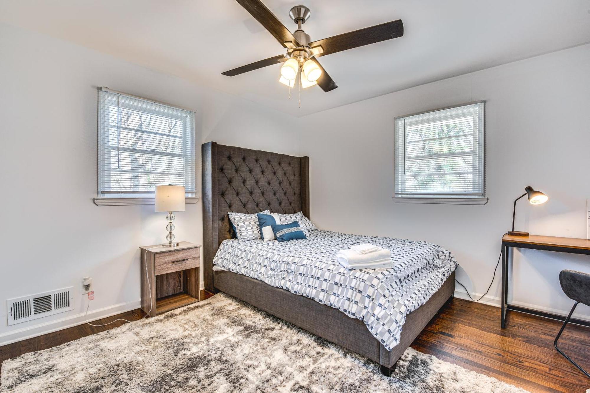 Holiday home Charming With Yard 7 Mi To Downtown! *